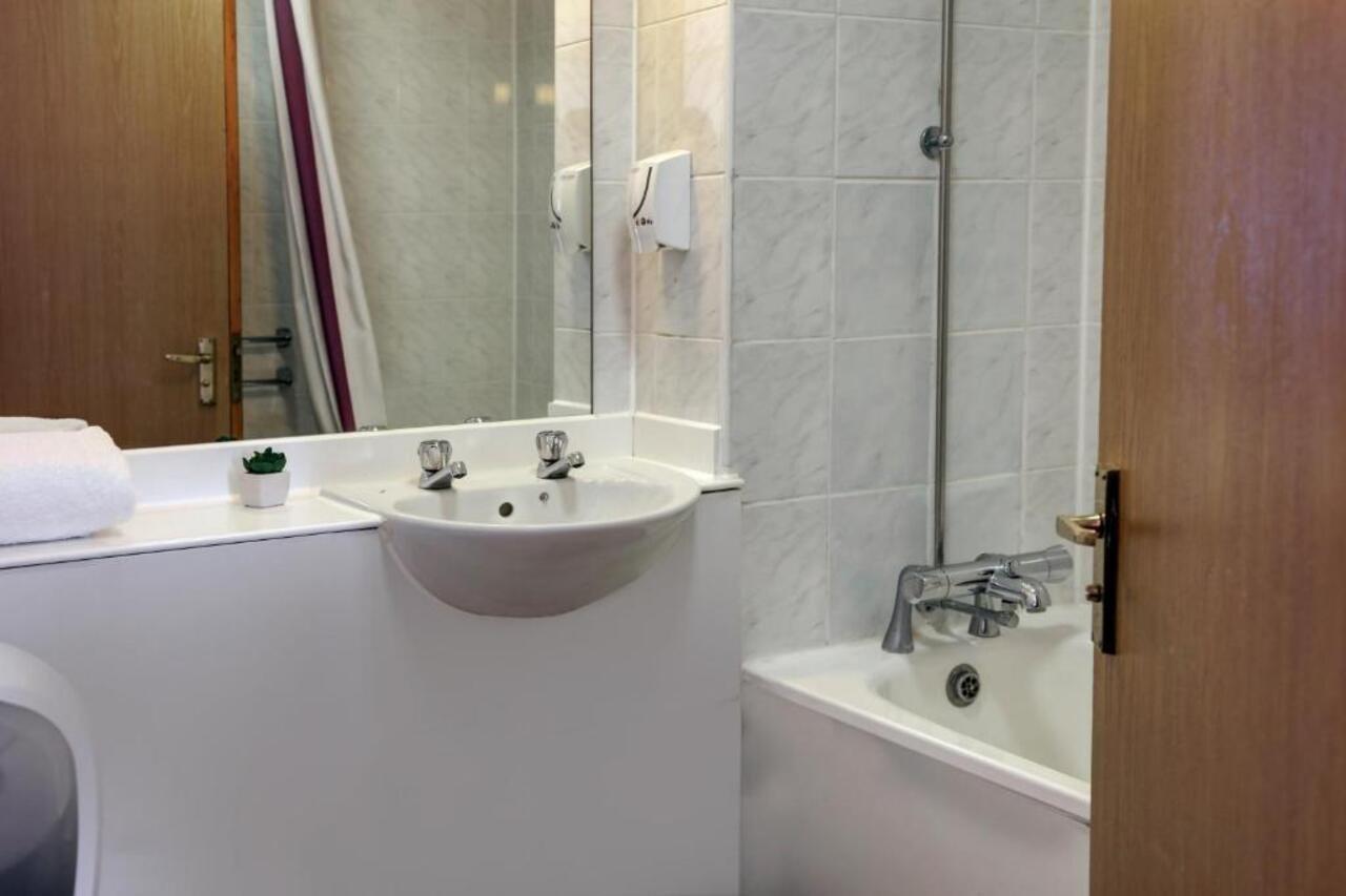 Orchid Epsom; Sure Hotel Collection By Best Western Ngoại thất bức ảnh